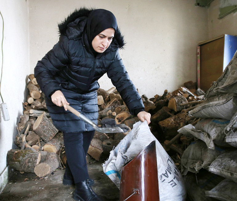 Özge ve Ceylan öğretmenin ilk işi çocukları üşütmemek