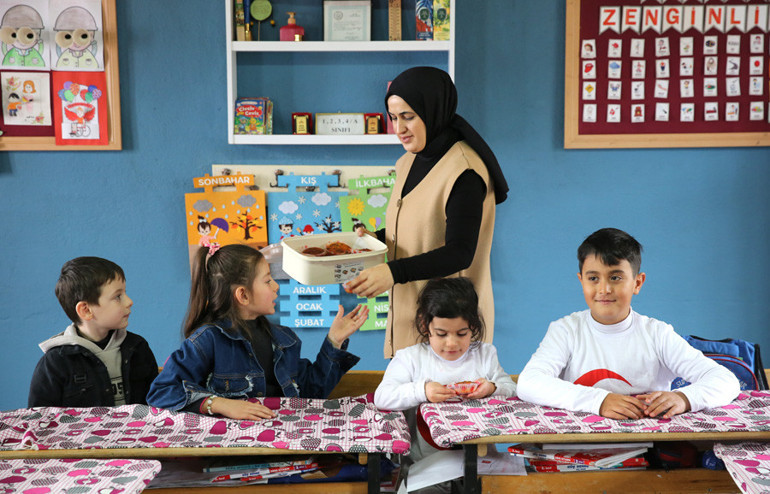 Özge ve Ceylan öğretmenin ilk işi çocukları üşütmemek