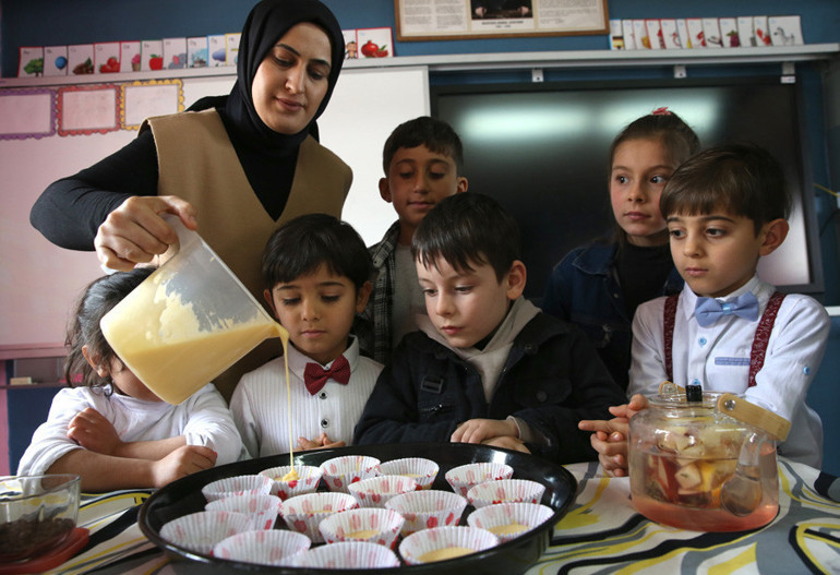 Özge ve Ceylan öğretmenin ilk işi çocukları üşütmemek