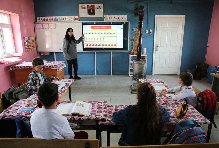Özge ve Ceylan öğretmenin ilk işi çocukları üşütmemek
