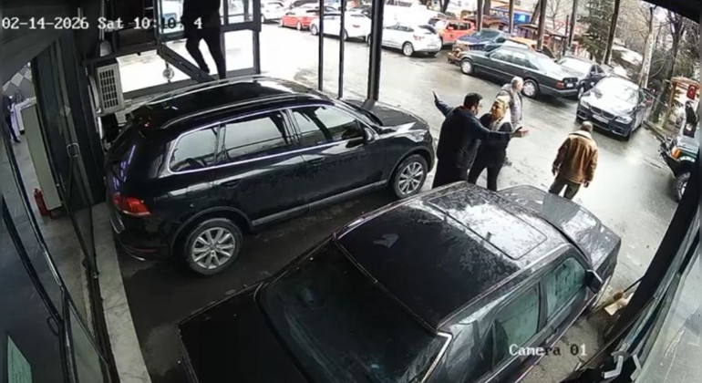  Aldatıyorsa beni aldatıyor