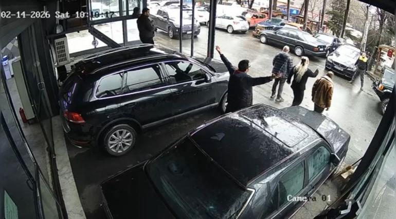  Aldatıyorsa beni aldatıyor