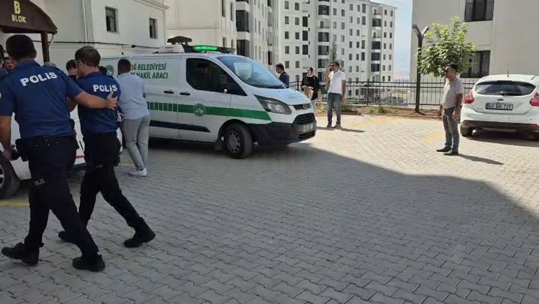  Metin balkondayken çıkarsın, dedim