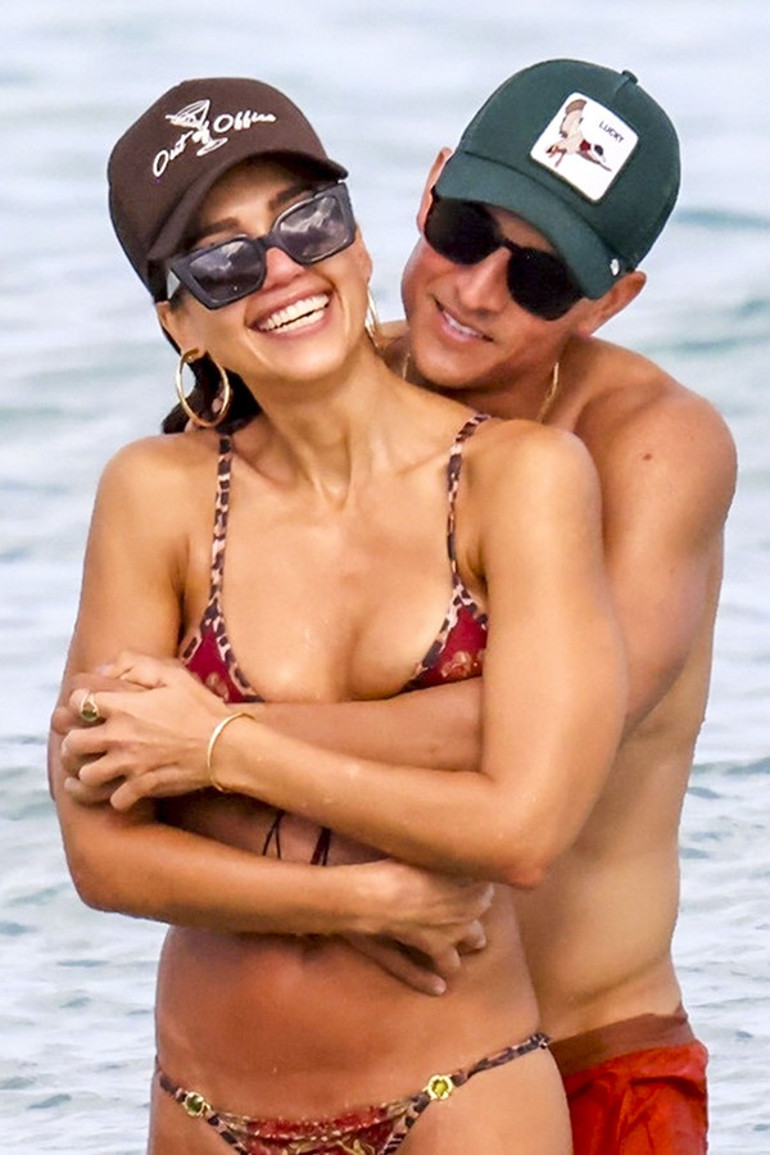 Boşanma davası biter bitmez genç sevgilisiyle tatile koştu