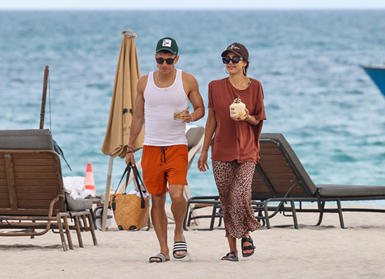 Boşanma davası biter bitmez genç sevgilisiyle tatile koştu