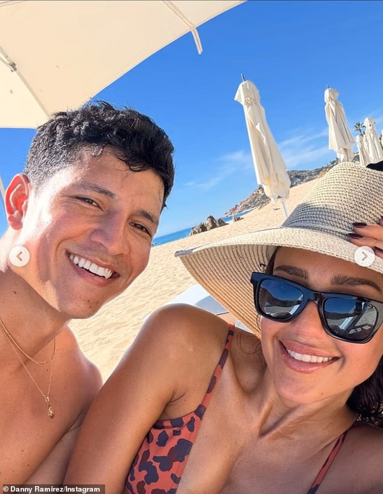 Boşanma davası biter bitmez genç sevgilisiyle tatile koştu