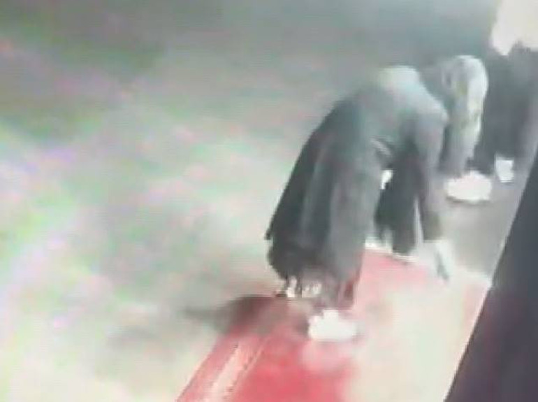  Neden yaptıklarını kimse anlayamadı | Yanlarında getirip kapı önlerine ve koridora döktüler