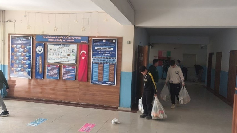 Ramazan ayı öncesinde ortaokul öğrencilerinden alkışlanacak hareket