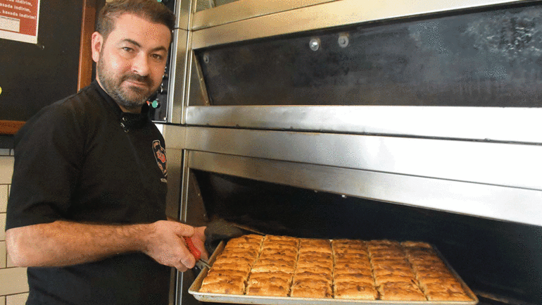 İzmirli ustanın ezber bozan tarifi: Ramazana özel hurmalı börek