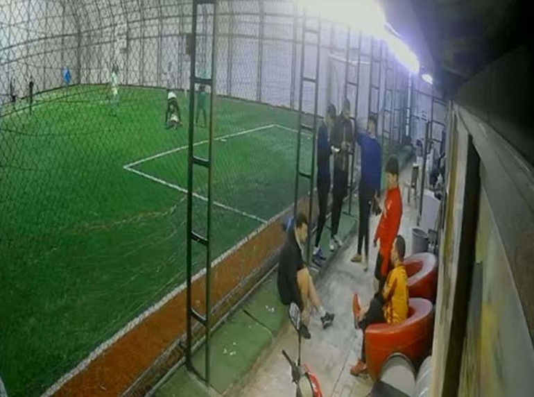 Manisada halı sahada kalp krizi geçiren öğretmen hayatını kaybetti Son anları kameraya yansıdı