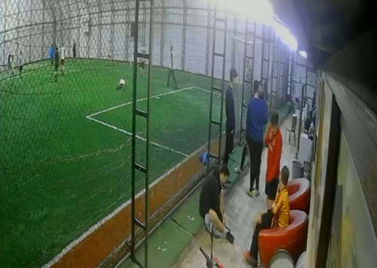 Manisada halı sahada kalp krizi geçiren öğretmen hayatını kaybetti Son anları kameraya yansıdı