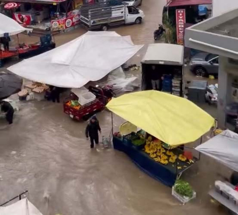 Yollar göle döndü, ev ve iş yerlerini su bastı