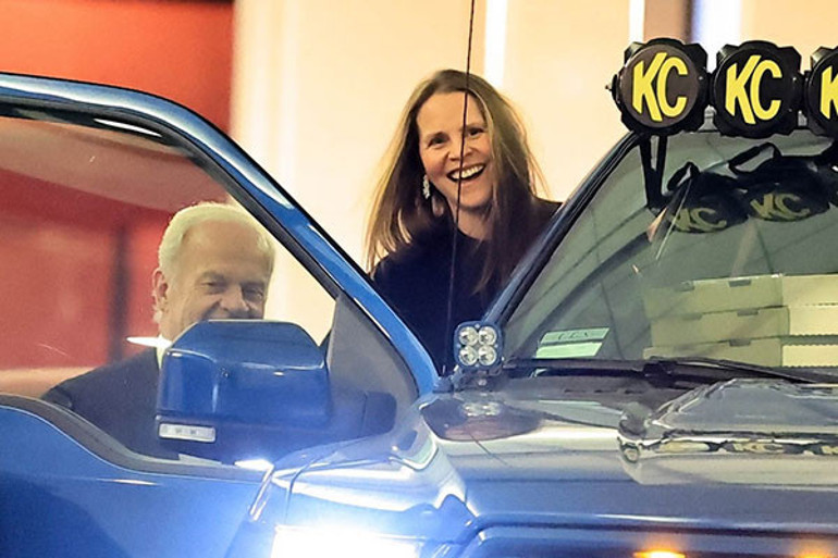 70 yaşında 8’inci kez baba olmuştu… Çocukları bakıcıya bırakıp kısa bir aşk molası verdiler