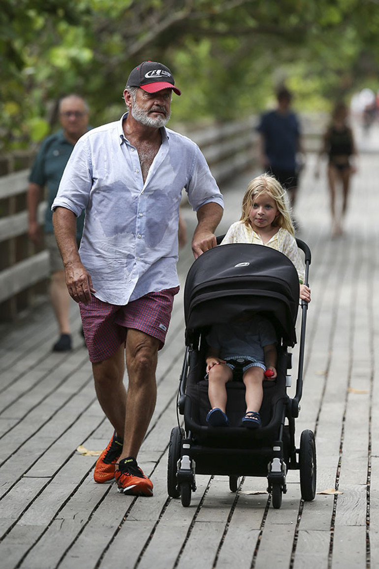 70 yaşında 8’inci kez baba olmuştu… Çocukları bakıcıya bırakıp kısa bir aşk molası verdiler