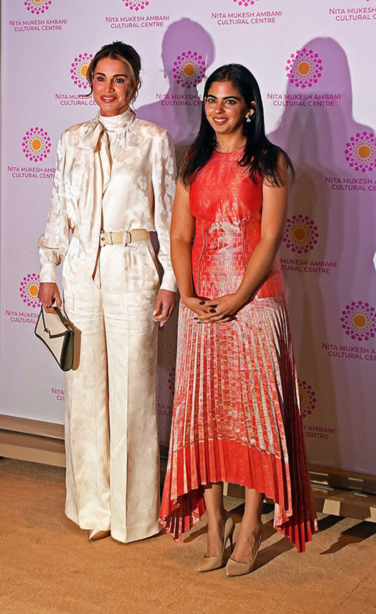 Gösterişli düğününün üzerinden 32 yıl geçti...Gelin gibi giyinmeye doyamadı... Beyazlara büründü kış günü