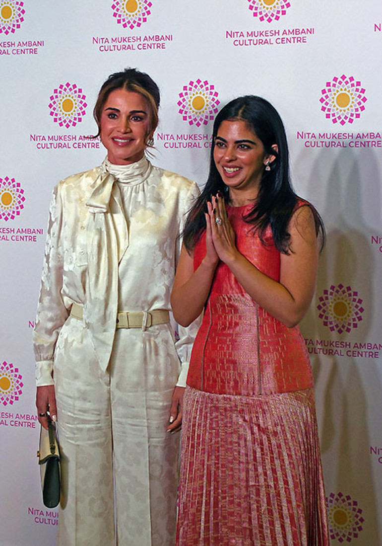 Gösterişli düğününün üzerinden 32 yıl geçti...Gelin gibi giyinmeye doyamadı... Beyazlara büründü kış günü