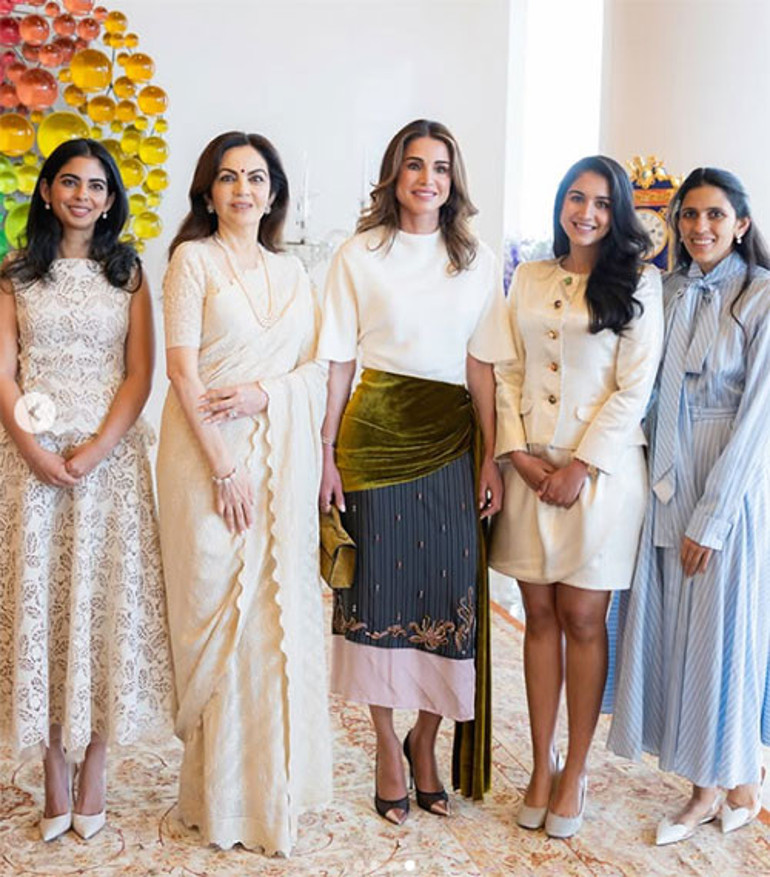 Gösterişli düğününün üzerinden 32 yıl geçti...Gelin gibi giyinmeye doyamadı... Beyazlara büründü kış günü