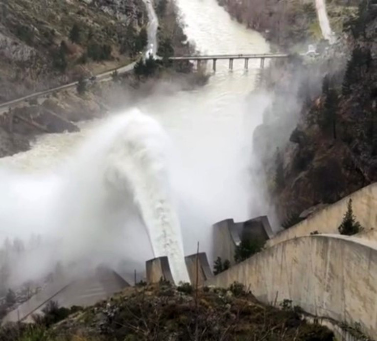 Şiddetli yağışların ardından barajlar taşma seviyesine geldi: Kontrollü olarak su bırakılıyor