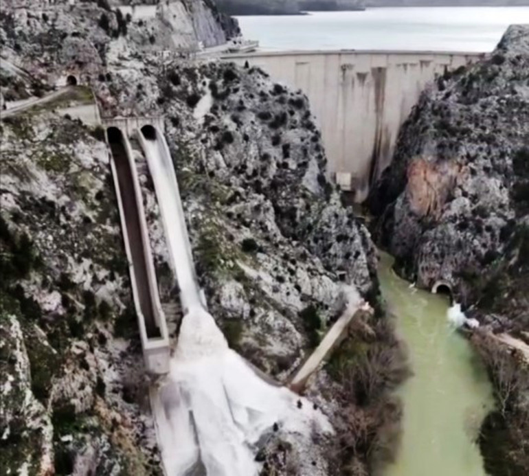 Şiddetli yağışların ardından barajlar taşma seviyesine geldi: Kontrollü olarak su bırakılıyor