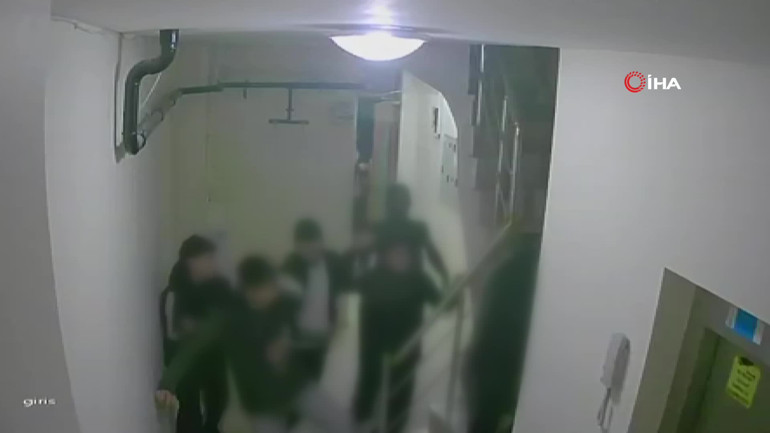  4 çocuk, evine girmeye çalışan adama dehşeti yaşattı