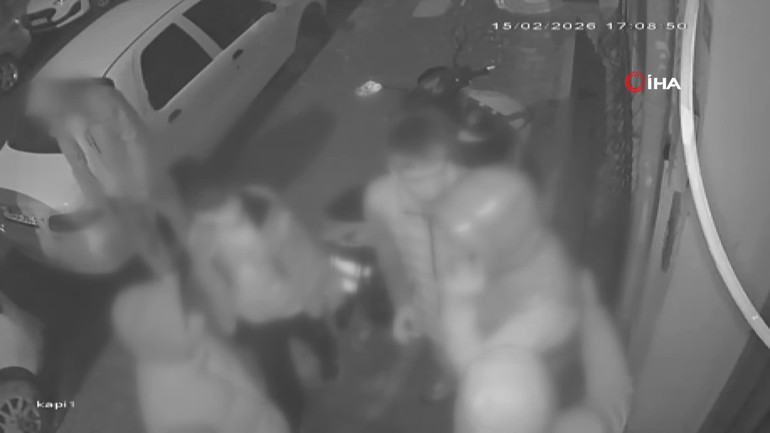  4 çocuk, evine girmeye çalışan adama dehşeti yaşattı