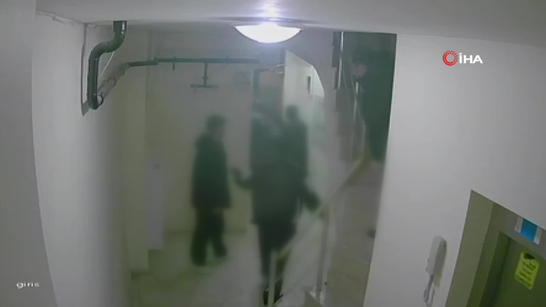  4 çocuk, evine girmeye çalışan adama dehşeti yaşattı