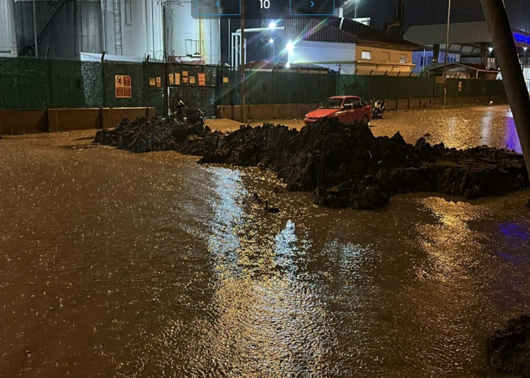 Çanakkale’de sağanak nedeniyle Kepez Çayı ve Sarıçay taştı... Sahil yolu ulaşıma kapandı