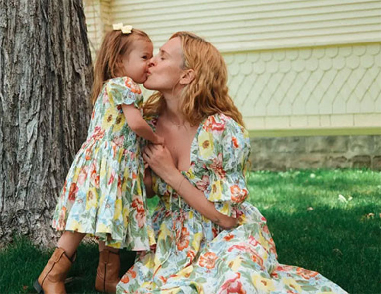 Ünlü ve zengin bir çiftin kızı olarak doğmuştu... Hayatı bildiğiniz gibi değil... Çocuğuma bakmak için dört işte çalışıyorum