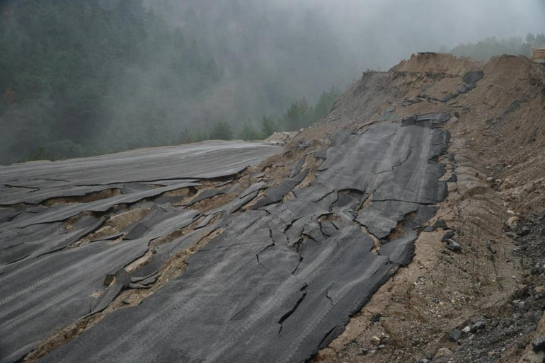  Çok zaruri işi olmayan ilçemize gelmesin Okullar tatil edildi