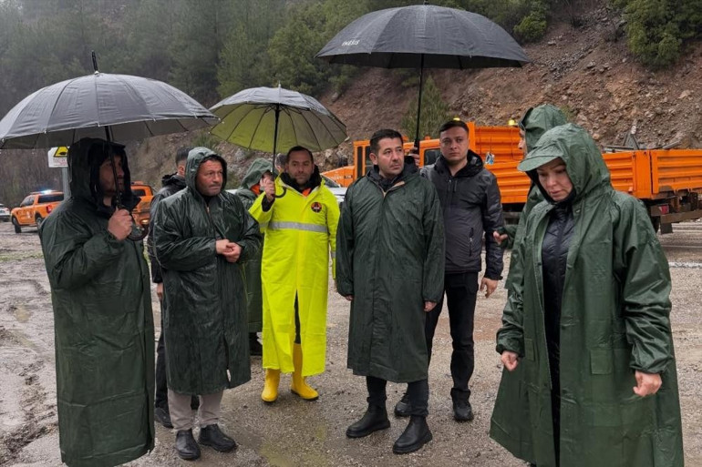  Çok zaruri işi olmayan ilçemize gelmesin Okullar tatil edildi