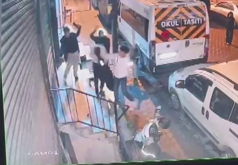 Apartman önünde bekleyen 2 çocuğa bıçaklı saldırı Saldırganların üzerine balkondan saksı attı... 5 şüpheli gözaltında