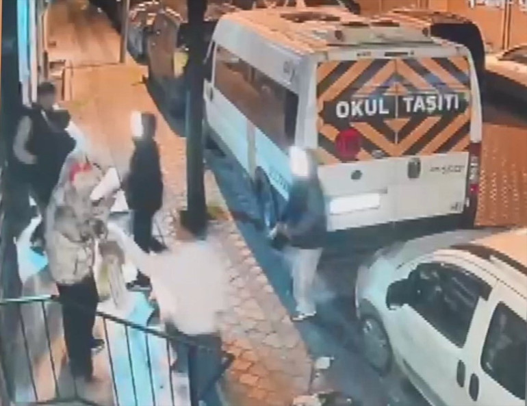 Apartman önünde bekleyen 2 çocuğa bıçaklı saldırı Saldırganların üzerine balkondan saksı attı... 5 şüpheli gözaltında