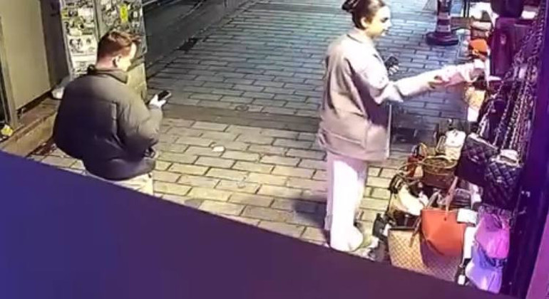  Dükkan önünden alıp uzaklaştılar