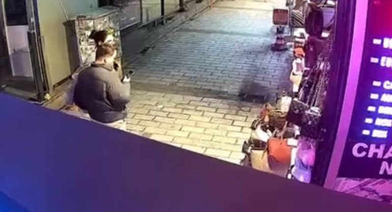  Dükkan önünden alıp uzaklaştılar