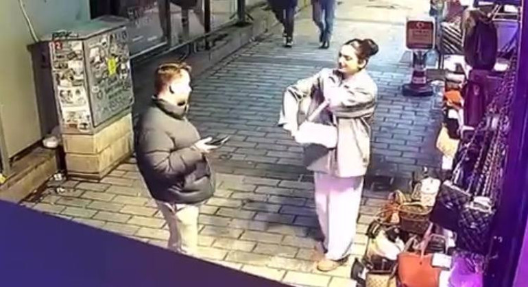  Dükkan önünden alıp uzaklaştılar