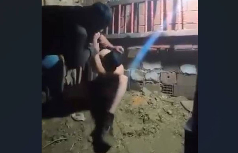 Sosyal medyayı ayağa kaldıran görüntüler: 17 yaşındaki çocuğa ahırda işkence etti