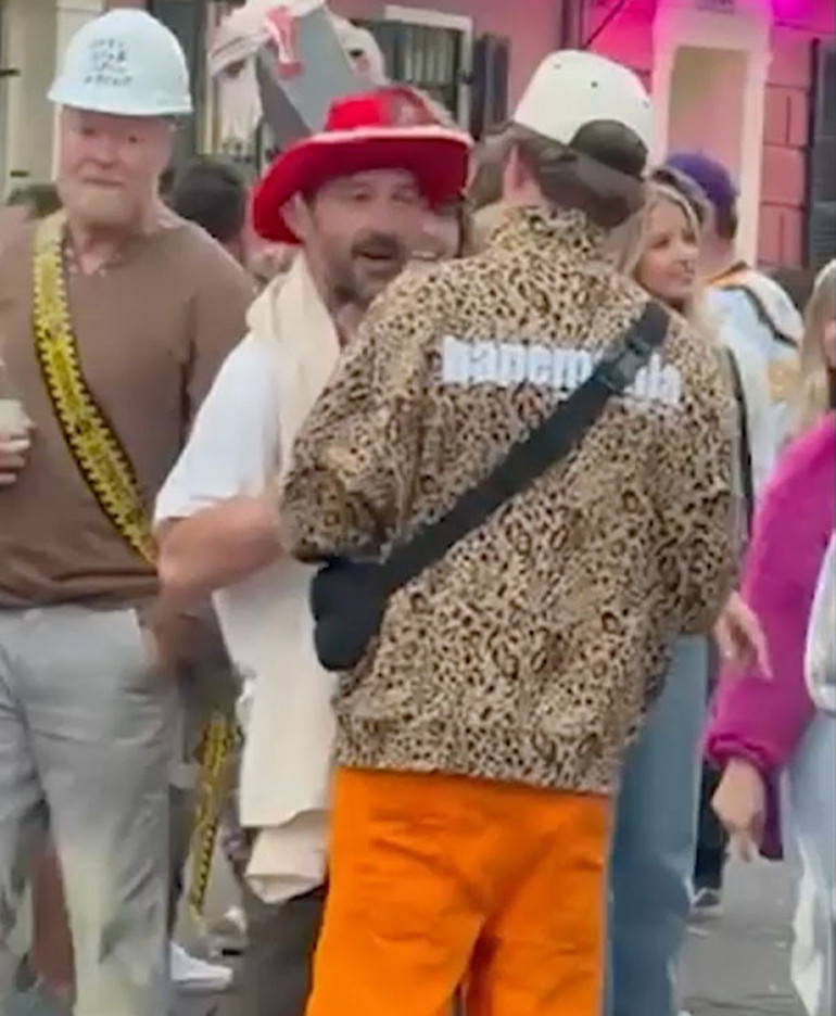 Adı ‘sinemanın yaramaz çocuğu’ kalmıştı… Karısı bile onu sessiz sedasız terk etmiş… Ünlü oyuncu bar kavgasında tutuklandı