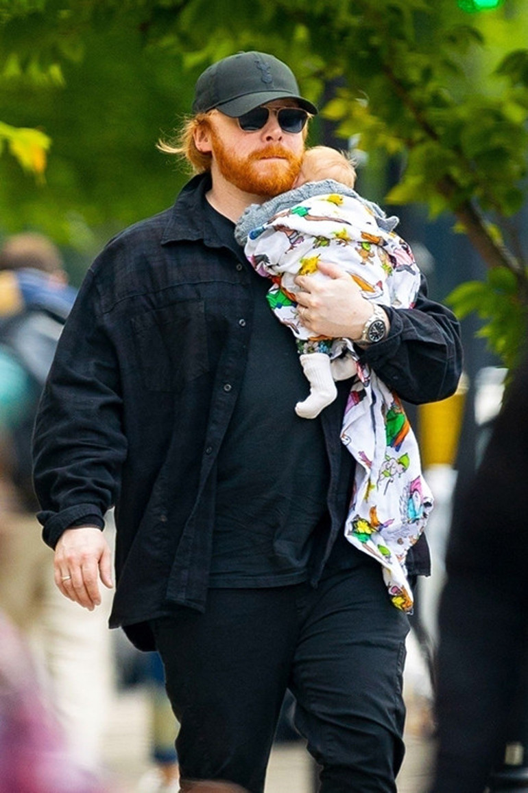 İki eski çocuk yıldız gizlice yuva kurmuştu... Sıra sıra doğan çocuklar yordu... Baba olmak beni korkuttu