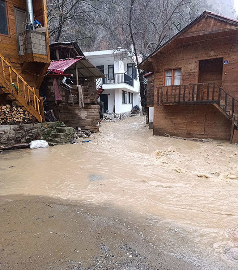 Meteoroloji saat verdi: Kuvvetli sağanak ve fırtına geliyor | Bu illerde yaşayanlar dikkat: Sel, su baskını, yıldırım, yerel dolu yağışı, heyelan...