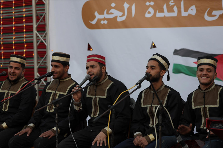 Gazzedeki Filistinliler, İsrail bombalarının sesleri olmadan ilk iftarını açtı