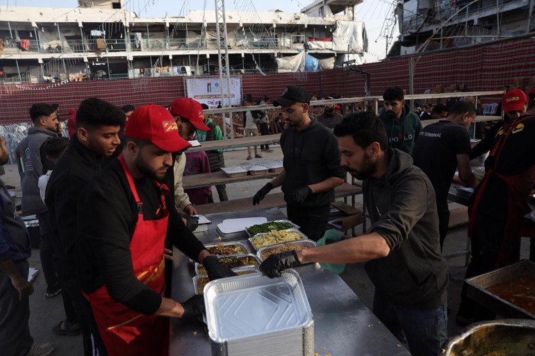Gazzedeki Filistinliler, İsrail bombalarının sesleri olmadan ilk iftarını açtı