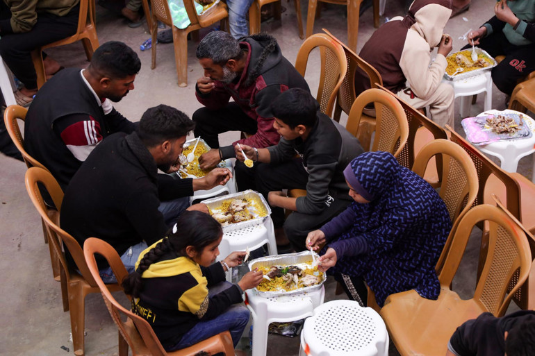 Gazzedeki Filistinliler, İsrail bombalarının sesleri olmadan ilk iftarını açtı