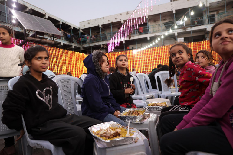 Gazzedeki Filistinliler, İsrail bombalarının sesleri olmadan ilk iftarını açtı