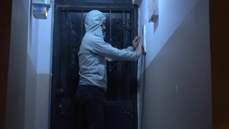 İlk sahurda dikkat çeken manzaralar Bu mahallede 70 yıldır davul çalınmıyor: Tencereyle aşağı inenler bile oluyor