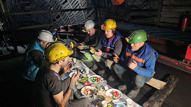 İlk sahurda dikkat çeken manzaralar Bu mahallede 70 yıldır davul çalınmıyor: Tencereyle aşağı inenler bile oluyor