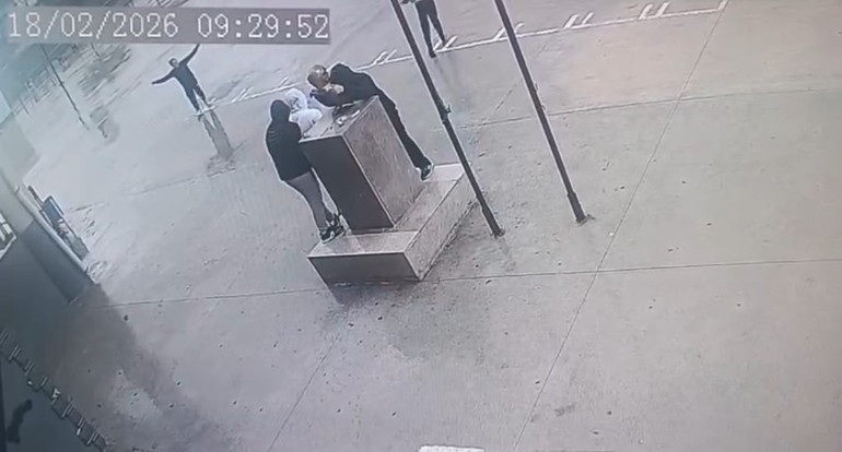 Fırtınada çocukların Atatürk büstü nöbeti: Yürekleri ısıtan anlar kamerada