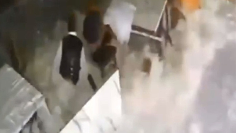 Antalyada restorana vuran dev dalga çalışanı sürükledi