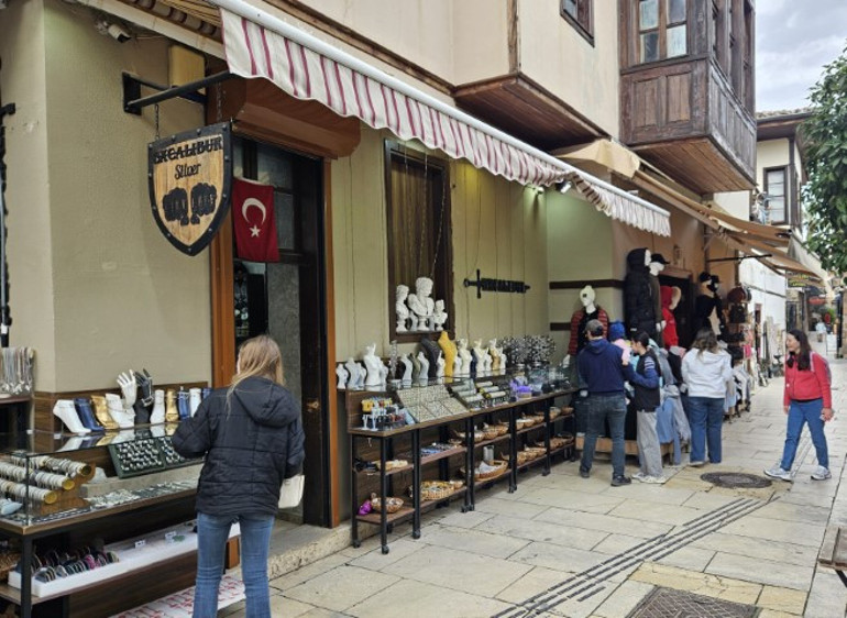 İş yerlerinden sökülmesi için kurul karar alınmıştı | Uygulama başladı; esnaf Venediki örnek gösterip çözüm talep etti