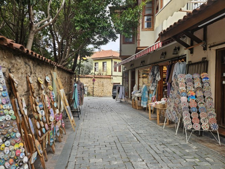 İş yerlerinden sökülmesi için kurul karar alınmıştı | Uygulama başladı; esnaf Venediki örnek gösterip çözüm talep etti