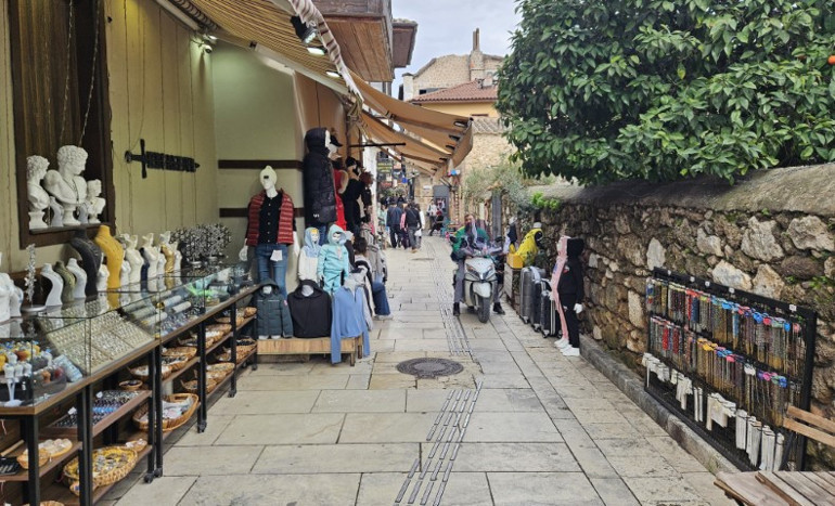 İş yerlerinden sökülmesi için kurul karar alınmıştı | Uygulama başladı; esnaf Venediki örnek gösterip çözüm talep etti